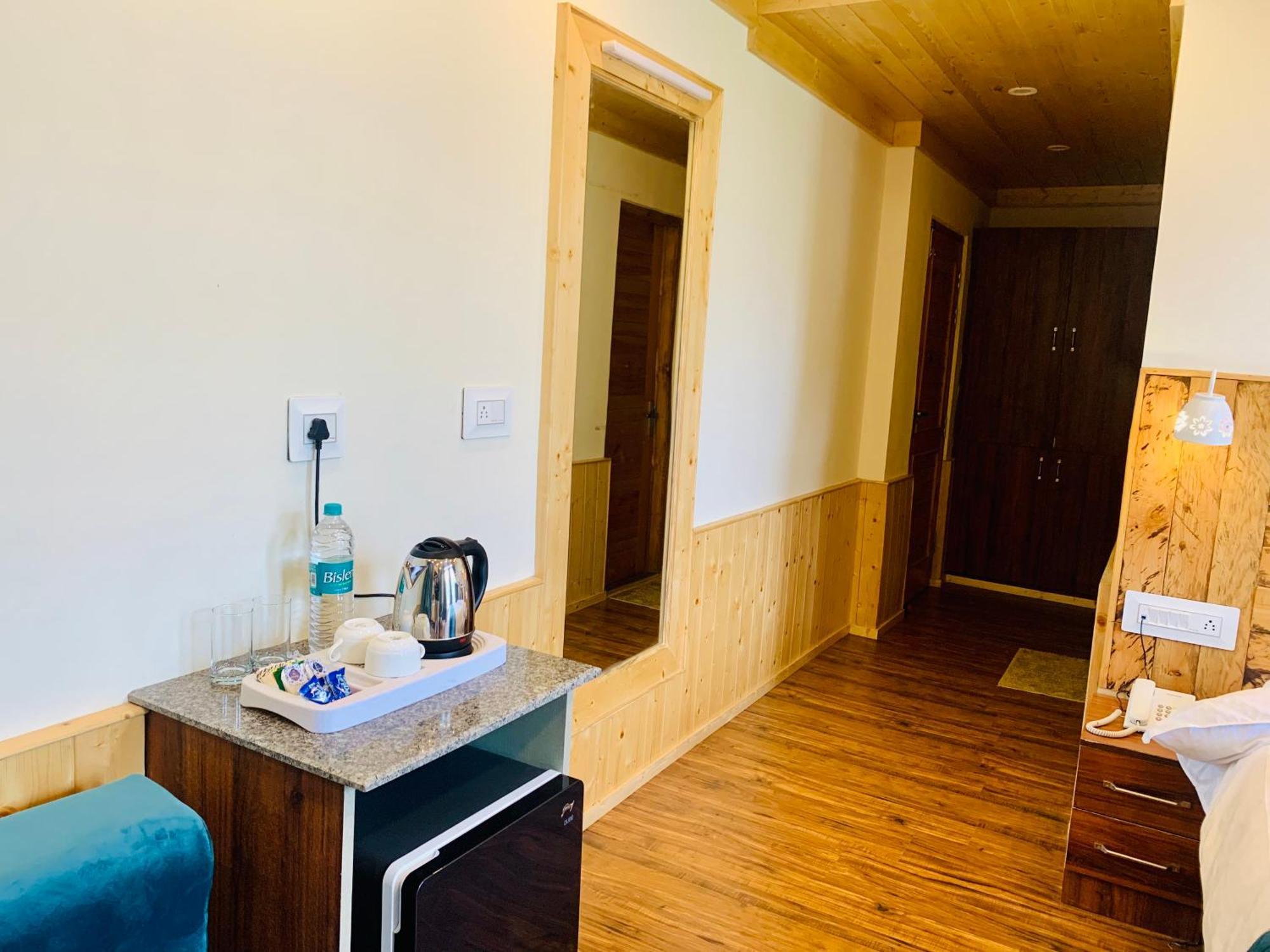 Hotel The Genial Mount, Manali (Himachal Pradesh)