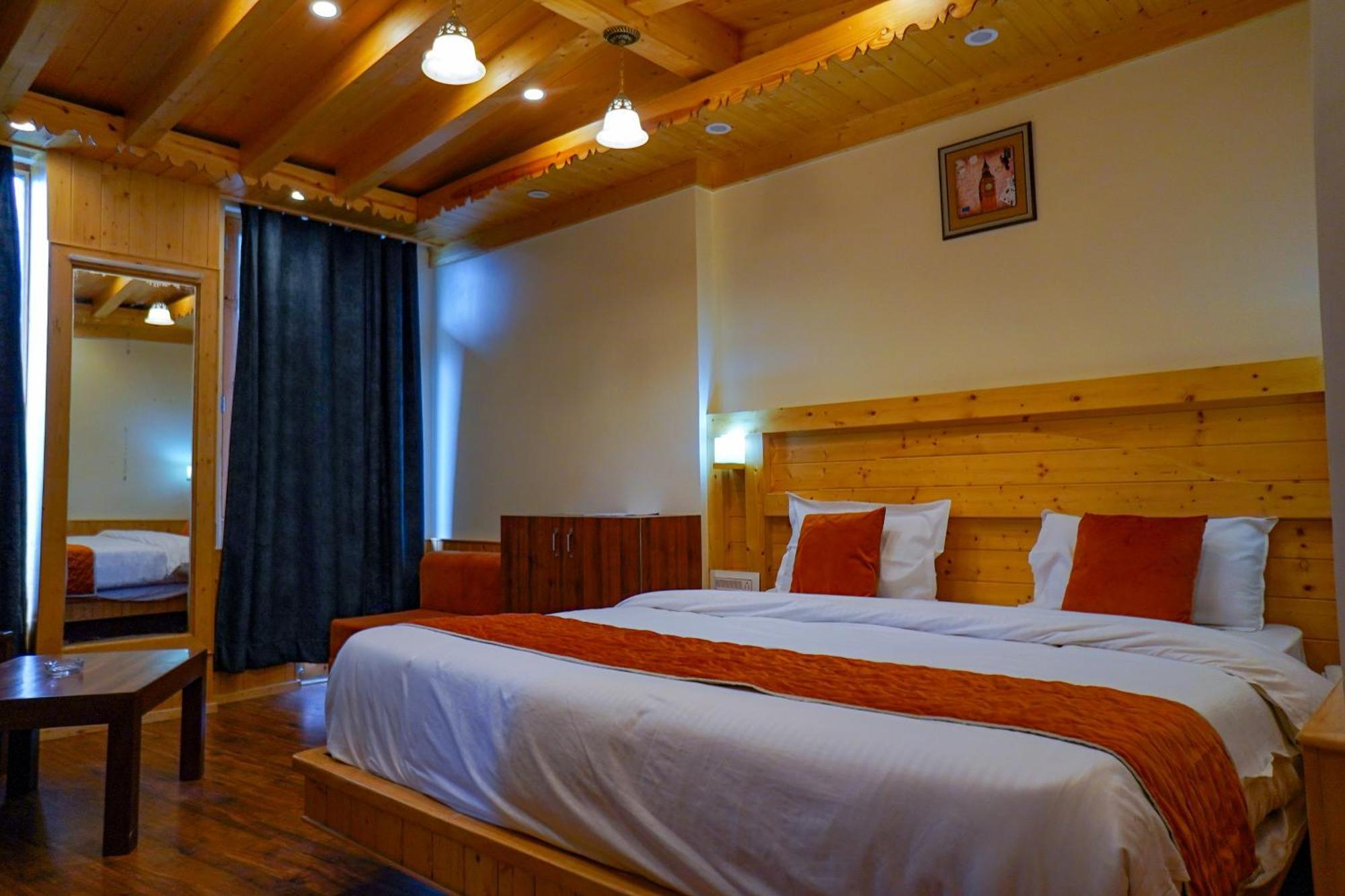 The Genial Mount, Hotel