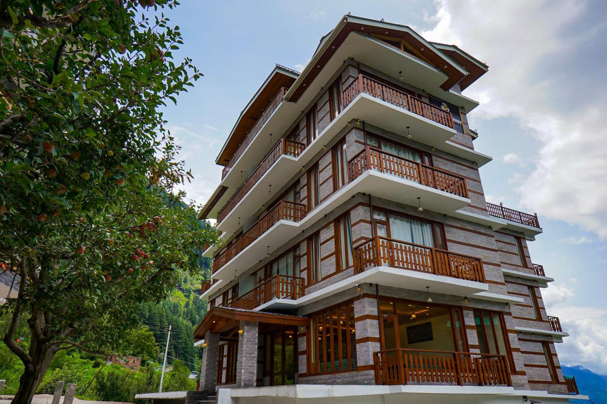 The Genial Mount, Hotel